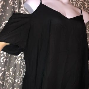 ***LAST PRICE BEFORE I DONATE*** cold shoulder top